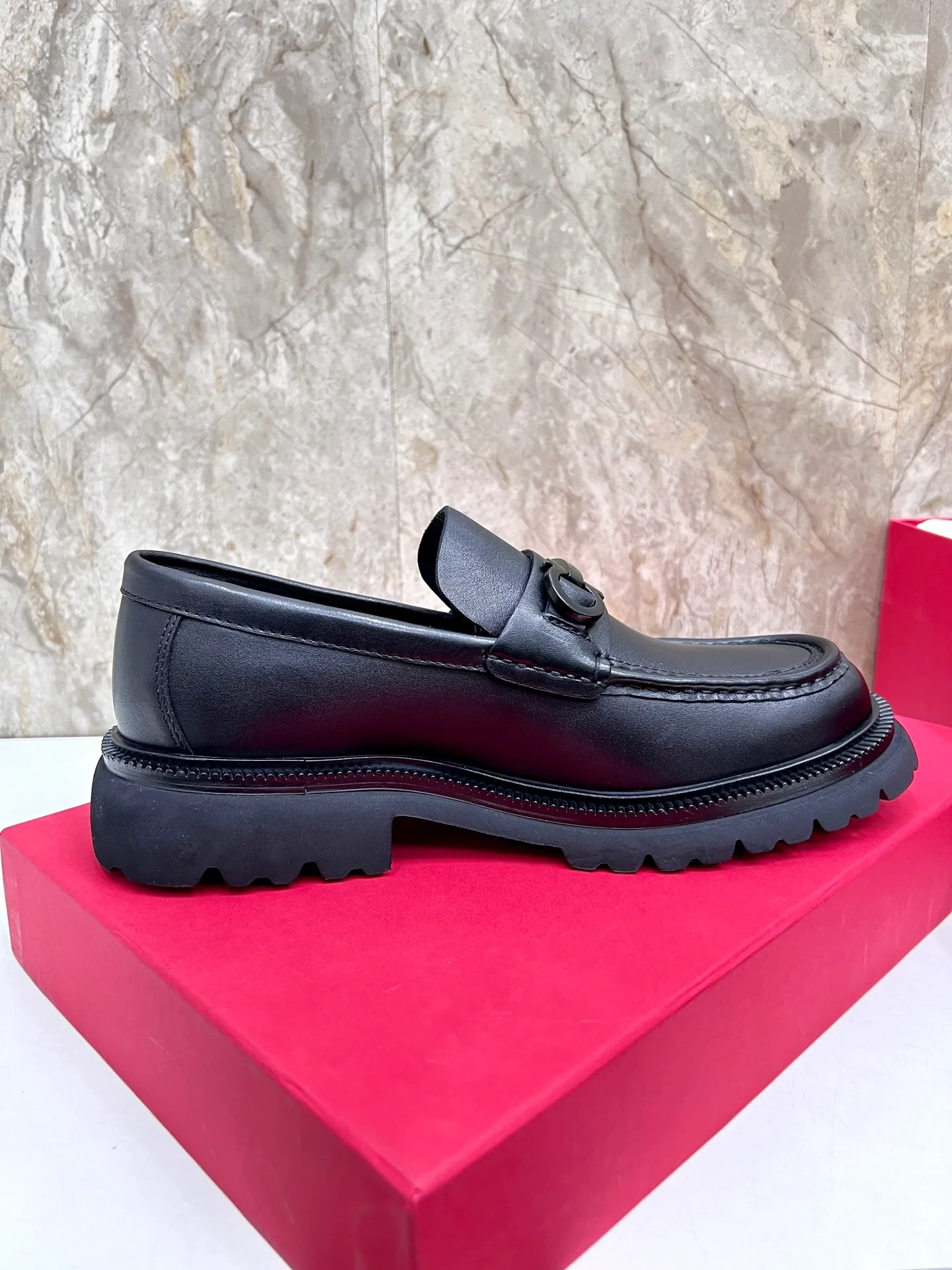 Original quality P780 Brand: Ferragamo Standard code: Men's code 39.40.41.42.43.44 Grade: Same style as the official website High-quality men's shoes Material: Customized first-layer calfskin with water-dyed cowhide lining Cowhide tiptoe Original non-slip and wear-resistant rubber outsole Style category: Men's formal business leather shoes are young and fashionable European and American trends British style Casual matching Comfortable feet Color: actual picture